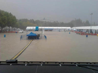 La Plaza de la Comarca durante la lluvia torrencial que cayó durante varias horas en la tarde del pasado domingo. (Foto: LA VOZ DEL TAJO.)