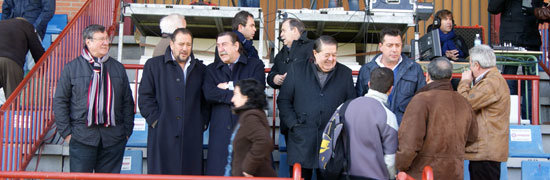 Imagen del Presidente del CF Talavera con el Alcalde de Talavera y el Presidente de la Federación de Fútbol de CLM. (Foto: Álvaro García)