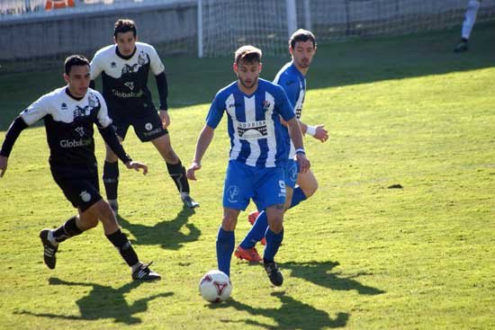 El delantero talaverano Rubén Moreno tuvo en sus botas el tanto de la victoria para los suyos, pero Manolo lo impidió (Foto: Álvaro García)