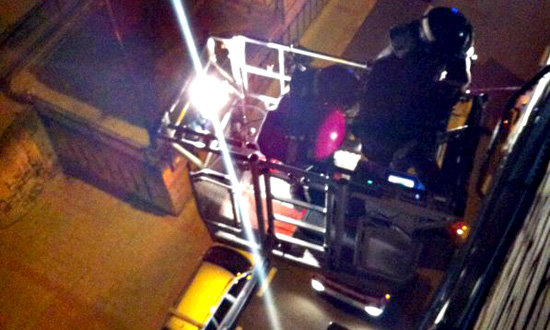 Bomberos reparando parte de la fachada que quedó suspendida