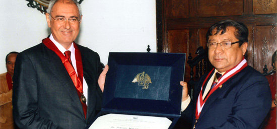 El catedrático Martínez Ataz, investido doctor honoris causa por la Universidad Nacional de Trujillo