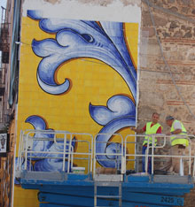 El nuevo panel cerámico ya comienza a lucir en la Plaza de San Miguel