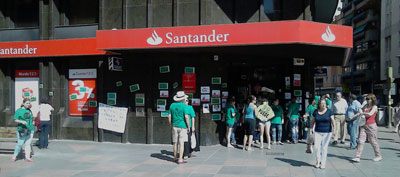 Miembros de la PAH vuelven a dirigir sus protestas ante la sede del Banco Santander
