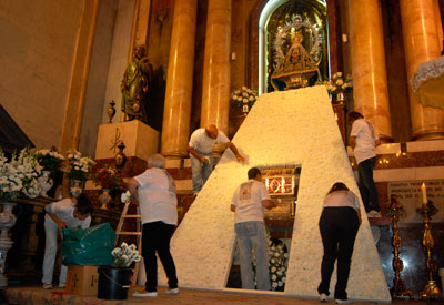 Más de 3.500 claveles blancos cubrirán el manto de la Patrona de Talavera en su día grande