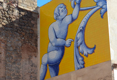 Concluye la colocación del segundo de los cinco paneles cerámicos en la Plaza de San Miguel