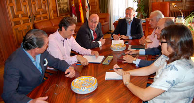 Ayuntamiento y APOVATA abordan la modificación de la Ley del Catastro