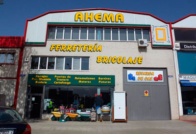 Los trabajadores de una ferretería sofocan un incendio originado en el interior de la misma en la tarde de este jueves