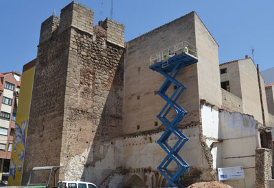 Arioliva finaliza la colocación del primer panel cerámico de la Plaza de San Miguel realizado por ‘Santos Timoneda’