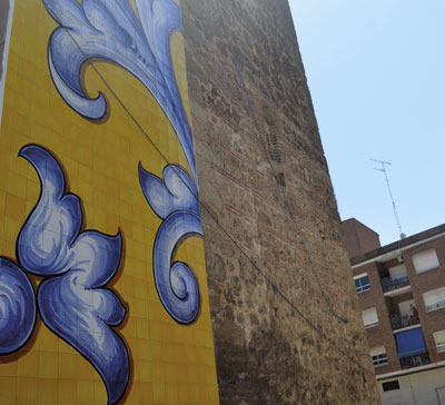 Arioliva finaliza la colocación del primer panel cerámico de la Plaza de San Miguel realizado por ‘Santos Timoneda’