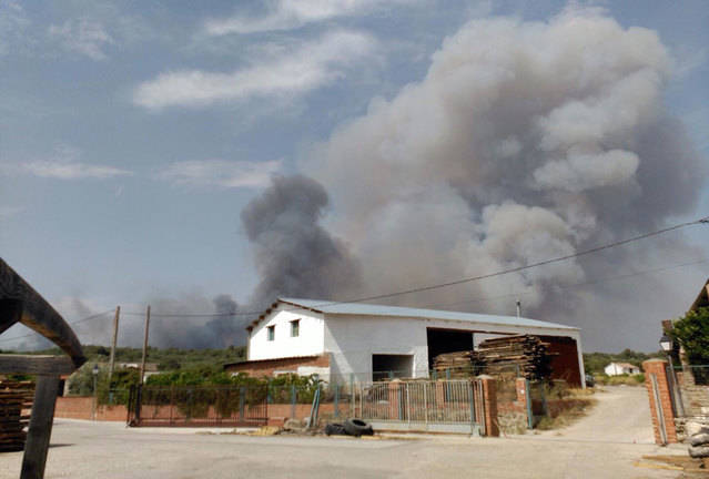 Declarado un incendio de gran magnitud en el término municipal de Navalcán