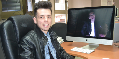 Alex Arenas, el compositor, productor y cantante autodidacta