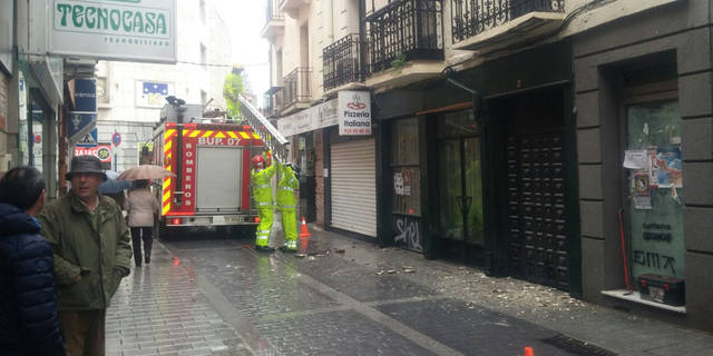 Se desprende la cornisa de un balcón en Arco de San Pedro