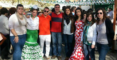Marta Maroto acompaña a NNGG de Fuensalida en la primera Feria de Abril de la localidad