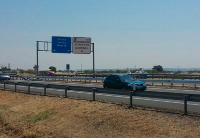 Aparatoso choque entre un camión y un semirremolque en la A-5