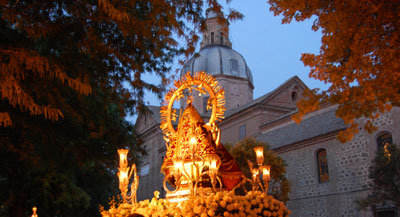  Las antorchas custodian la 'imagen vicaria' de la Virgen del Prado