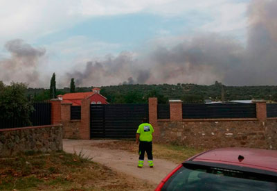 Declarado un incendio de gran magnitud en el término municipal de Navalcán