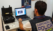Detenido por descubrimiento y revelación de secretos y usurpación de identidad