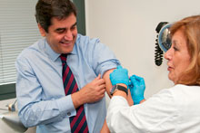 Echániz resalta la importancia de vacunarse contra la gripe para evitar contagios e ingresos innecesarios