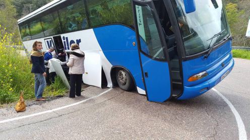 Un autobús Vilar se sale de la carretera