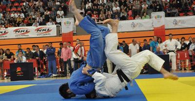 Adrián Nacimiento (de blanco) realizando una técnica a su rival.