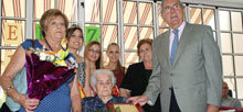 El alcalde de Socuéllamos entrega una placa conmemorativa a la centenaria Josefa Medina Piqueras