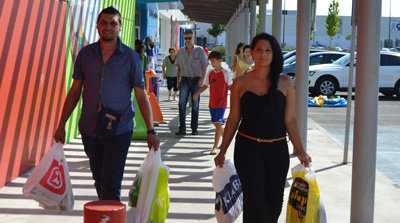 Jose Antonio Hernández y Mª Carmen Iglesias de compras por 'El Golf'