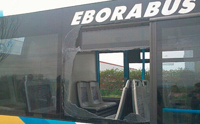 Revienta una rueda del autobús urbano y causa diversos destrozos en su interior