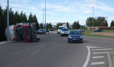 Un camión vuelca al cruzar la rotonda en la Nacional V frente a Palomarejos Golf