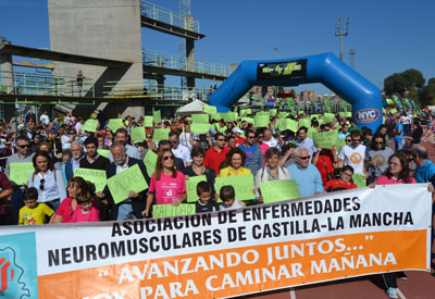 La carrera solidaria de ASEM-CLM abarrota la pista de atletismo con su mensaje 'Avanzando juntos'