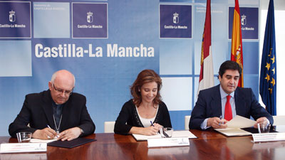 Marta García y José Ignacio Echániz firman un convenio con Cáritas Diocesana