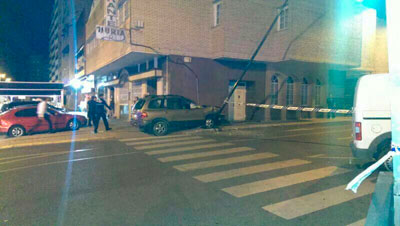 Colisiona con varios turismos, atropella a dos chicas y termina contra una farola