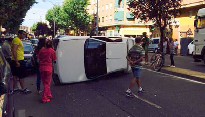 Un turismo vuelca en plena Avenida Francisco Aguirre de Talavera