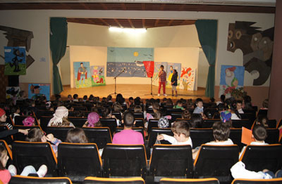 Una actuación de alumnos del colegio en un certamen de poesía.