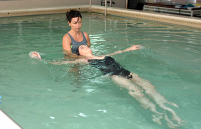 El Hospital Nacional de Parapléjicos acoge un curso de natación aplicada a personas con discapacidad