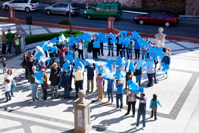 Lazo azul humano en la Plaza del Pan para conmemorar el Día Mundial de Concienciación del Autismo