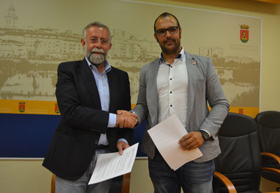 Ramos y Bermejo tras firmar los documentos en el Ayuntamiento.