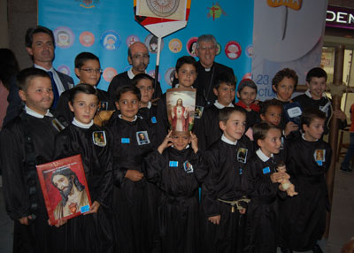 Ante el constante auge de Halloween, decenas de niños apoyaron Holy Wins (los santos ganan)