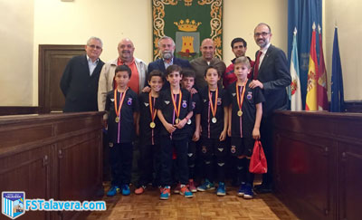 Los benjamines campeones de España de Fútbol Sala son recibidos por el alcalde en el Ayuntamiento