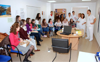 Alumnos de Terapia Ocupacional participan en los talleres sobre Ictus en el Hospital de Talavera de la Reina