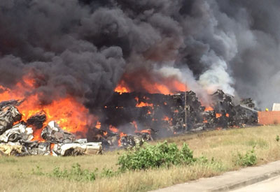 Un aparatoso incendio en un desguace de Velada obliga a desalojar varias viviendas