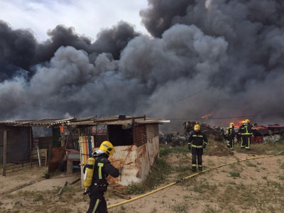 Un aparatoso incendio en un desguace de Velada obliga a desalojar varias viviendas
