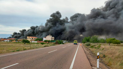 Un aparatoso incendio en un desguace de Velada obliga a desalojar varias viviendas