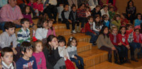Gran acogida del Minicortejo de Mondas en la Biblioteca Infantil