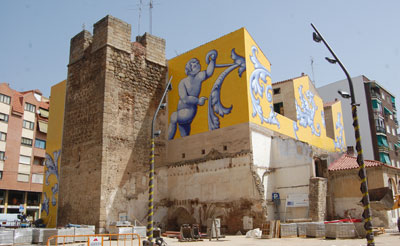 El panel cerámico de la Plaza de San Miguel ya está terminado de instalar.