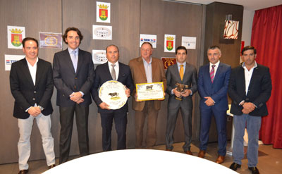 El Club Taurino Talaverano premia al torero Javier Castaño y a la Ganadería Alcurrucén
