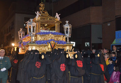 Devoción en cada paso de la procesión del Santo Entierro