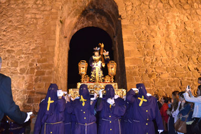 Devoción en cada paso de la procesión del Santo Entierro