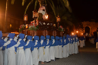 Devoción en cada paso de la procesión del Santo Entierro