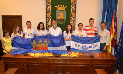 Ramos recibe a la delegación del CN Aqüis que ha obtenido 22 medallas en Zaragoza