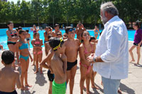 Ramos visita a los alumnos de los Campamentos Urbanos en la piscina de La Piedad